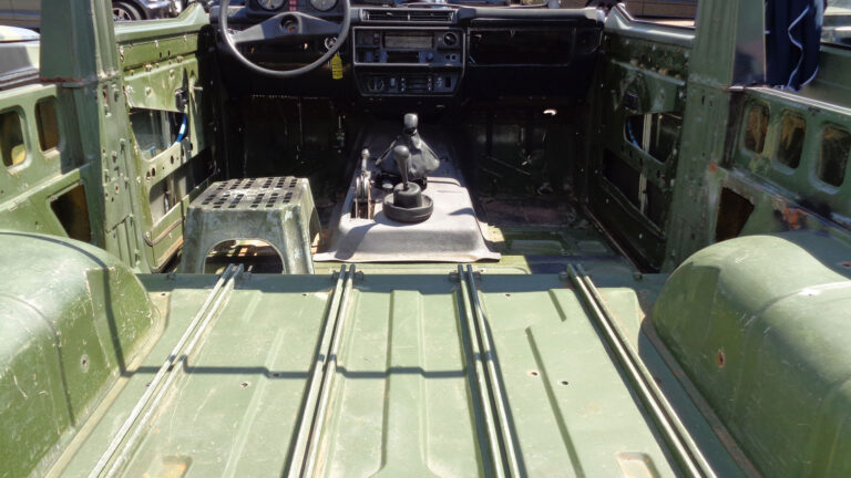 Mercedes-Benz G 250 Wolf Fahrzeugzerlegung vor Restauration