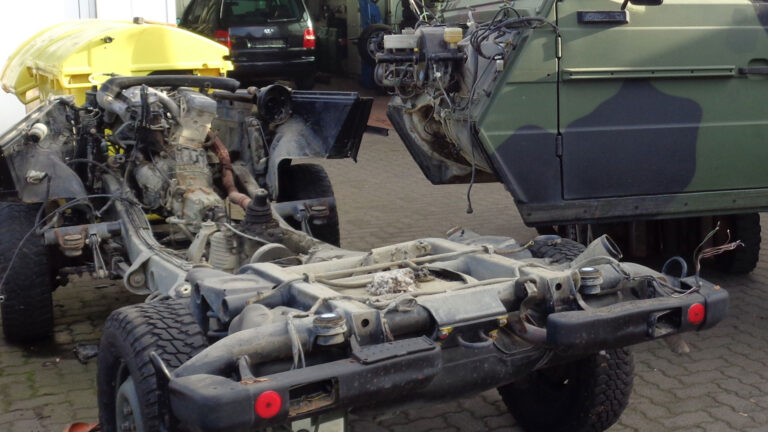 Mercedes-Benz G 250 Wolf Karosserie vom Rahmen trennen