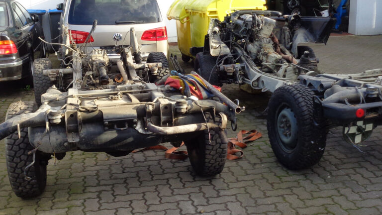 Mercedes-Benz G 250 Wolf Rahmen vor weiterer Zerlegung und strahlen / lackieren / konservieren