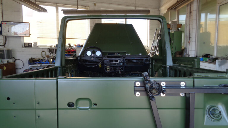 Mercedes Benz G 250 Wolf Karosserie nach Lackierung / grün